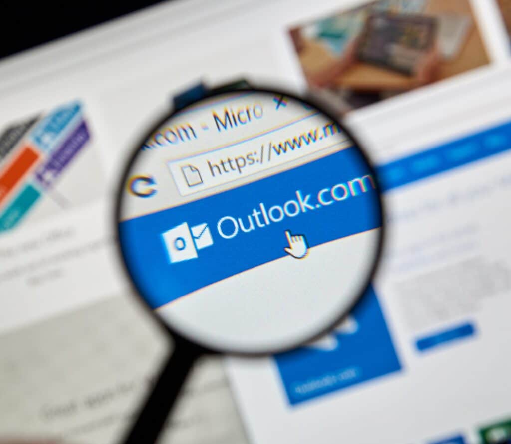 Outlook web permite agendar o evio de email.