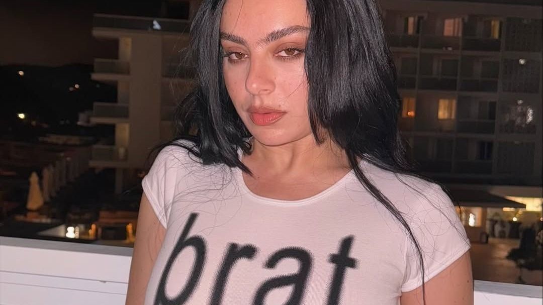 Charli xcx rebate críticas sobre usar autotune: “A melhor arte confronta” Charli xcx rebate críticas sobre usar autotune: “A melhor arte confronta”