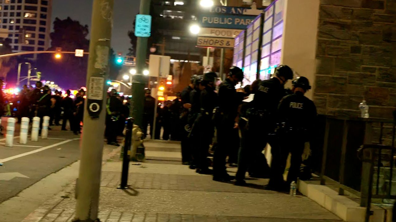 Polícia de Los Angeles realiza prisões após início do toque de recolher