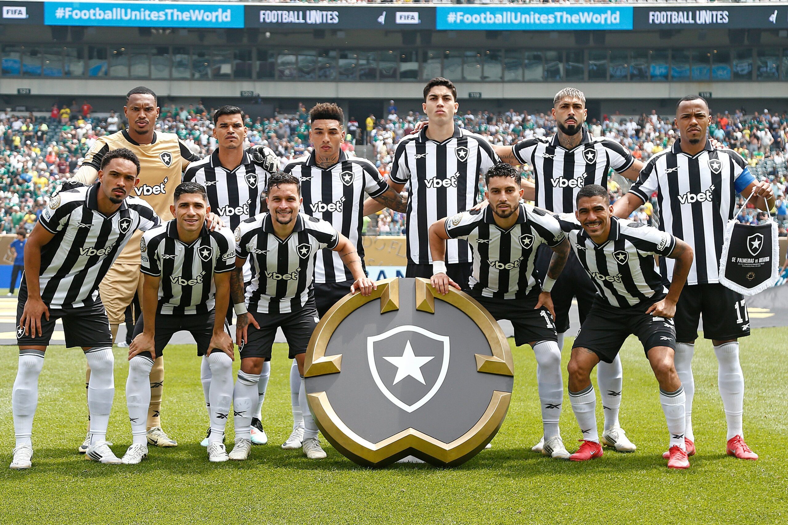 Botafogo adia volta ao Brasil e arcará com custos extras por estadia nos EUA Botafogo adia volta ao Brasil e arcará com custos extras por estadia nos EUA