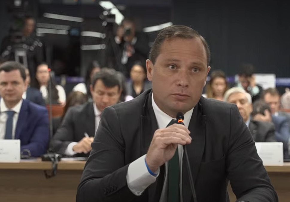 Relatório sobre eleição foi “meio-termo” entre Defesa e Bolsonaro, diz Cid