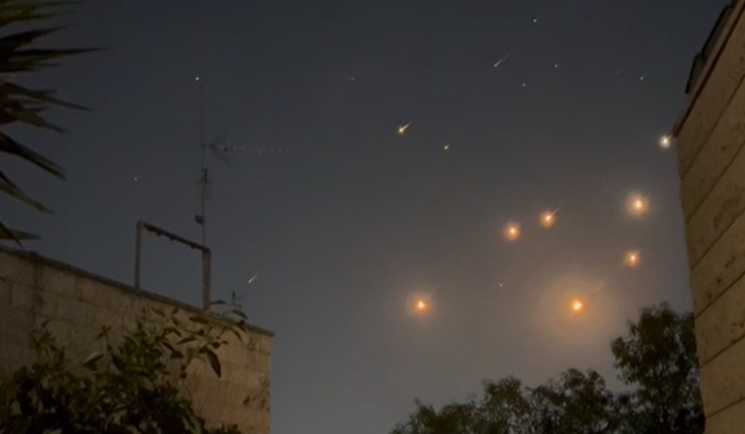 Serviço de emergência registra impacto de foguetes no centro de Israel Serviço de emergência registra impacto de foguetes no centro de Israel