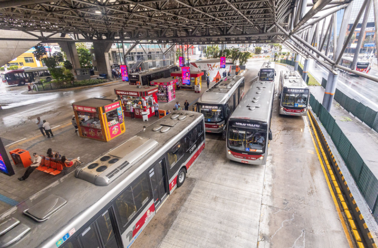 Uso de transporte coletivo ajuda a emitir menos poluentes do que carros Uso de transporte coletivo ajuda a emitir menos poluentes do que carros