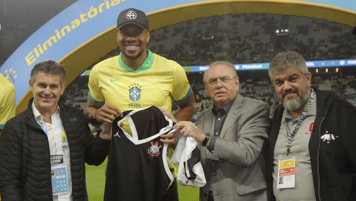 Astro da NBA, Antetokounmpo ganha camisa do Corinthians