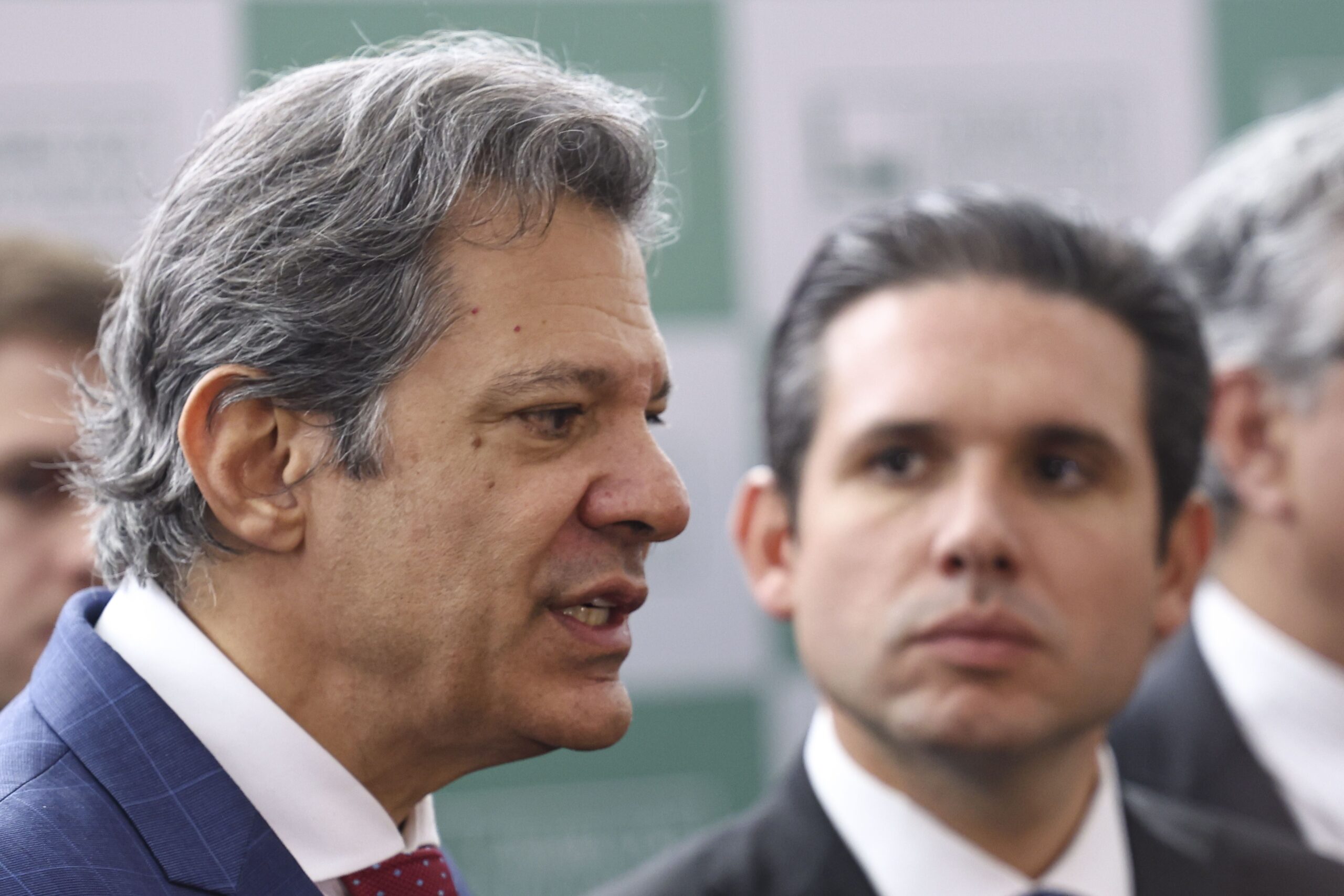 Análise: Haddad estende bandeira branca a Hugo Motta Análise: Haddad estende bandeira branca a Hugo Motta
