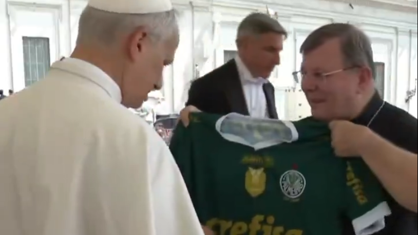 Torcedores dizem que camisa do Palmeiras dada ao papa é “falsificada” Torcedores dizem que camisa do Palmeiras dada ao papa é “falsificada”