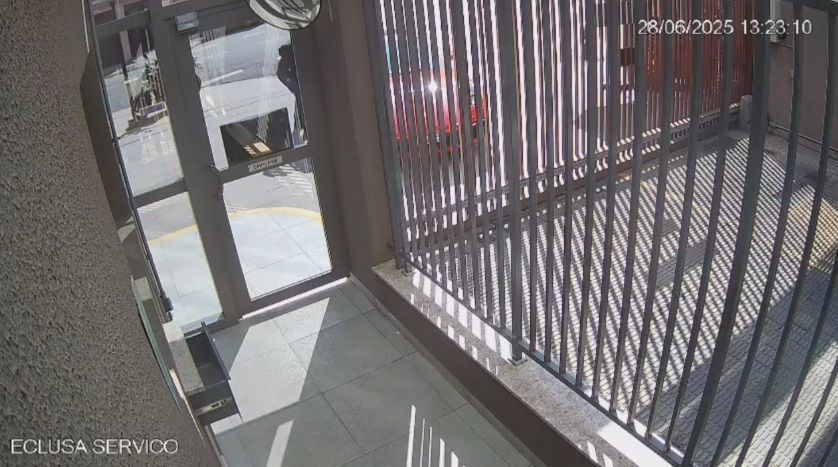 Vídeo: motorista de Porsche reage a assalto e troca tiros com criminosos Vídeo: motorista de Porsche reage a assalto e troca tiros com criminosos