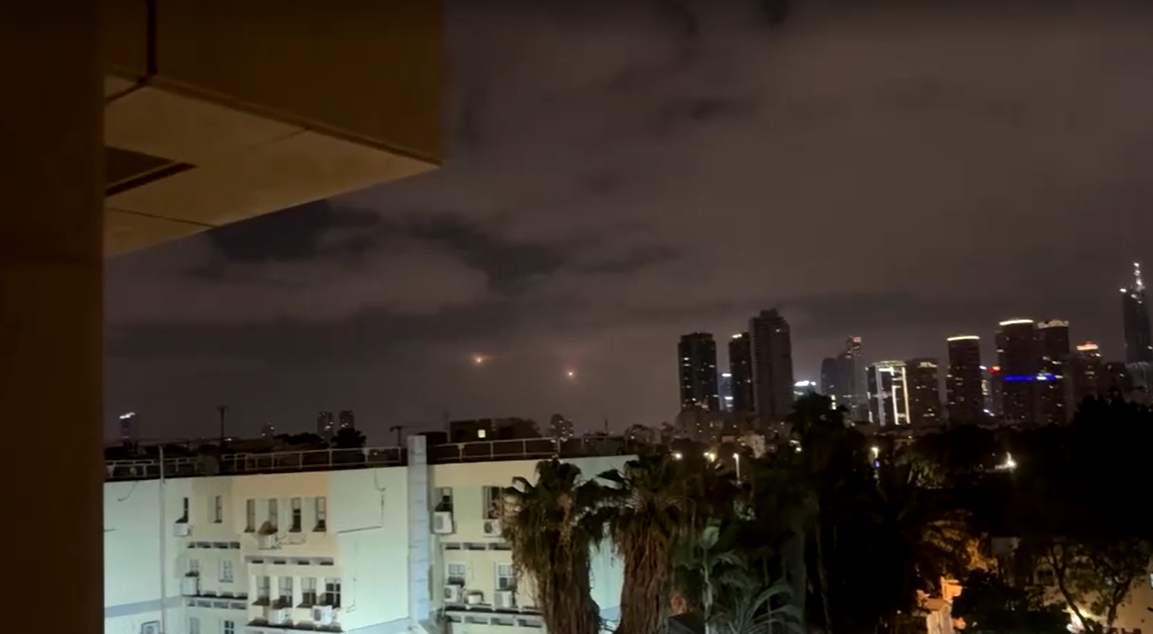 Três pessoas são mortas em ataques de mísseis iranianos no centro de Israel Três pessoas são mortas em ataques de mísseis iranianos no centro de Israel