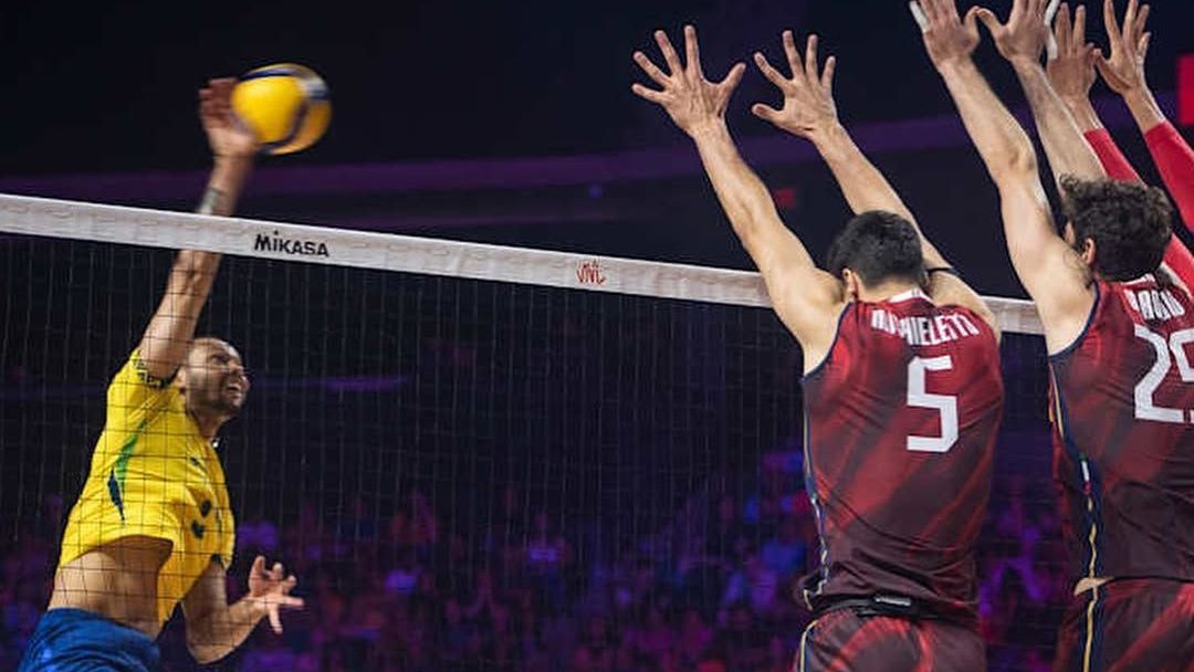 Brasil vence Itália no tie-break e segue líder da Liga das Nações de Vôlei Brasil vence Itália no tie-break e segue líder da Liga das Nações de Vôlei