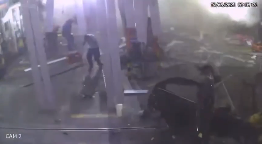 Vídeo mostra explosão de carro que deixou um morto e um ferido no Rio