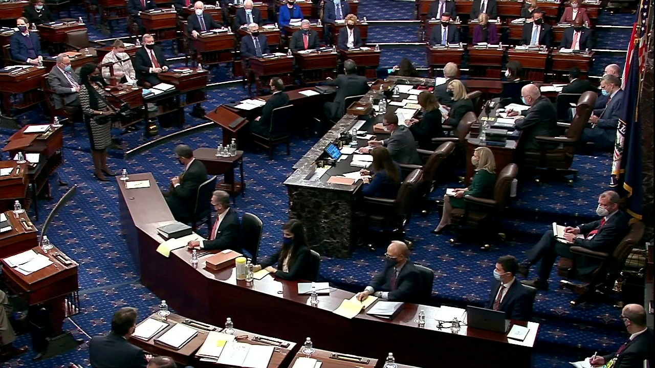 Senado dos EUA aprova projeto de corte de impostos de Trump Senado dos EUA aprova projeto de corte de impostos de Trump