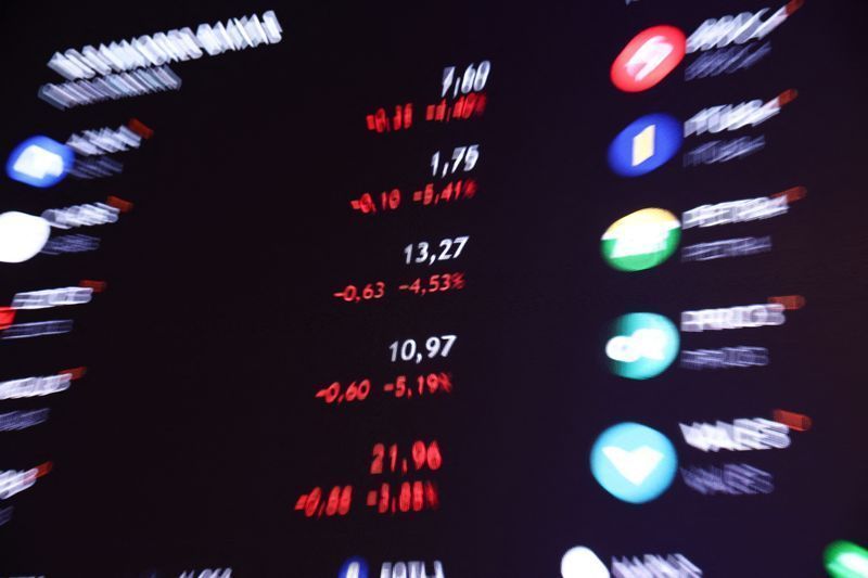 Ibovespa cai 1% com nova alta nos juros pelo BC em foco; dólar oscila Ibovespa cai 1% com nova alta nos juros pelo BC em foco; dólar oscila