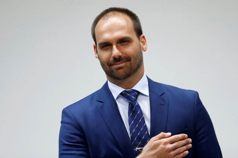 “Nosso objetivo é te tirar da Corte”, diz Eduardo Bolsonaro sobre Moraes “Nosso objetivo é te tirar da Corte”, diz Eduardo Bolsonaro sobre Moraes