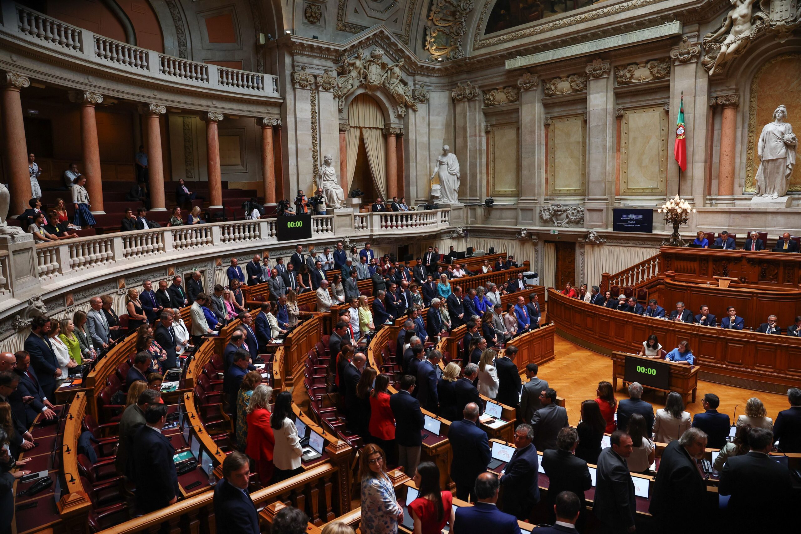 Parlamento de Portugal aprova pacote anti-imigração que afeta brasileiros