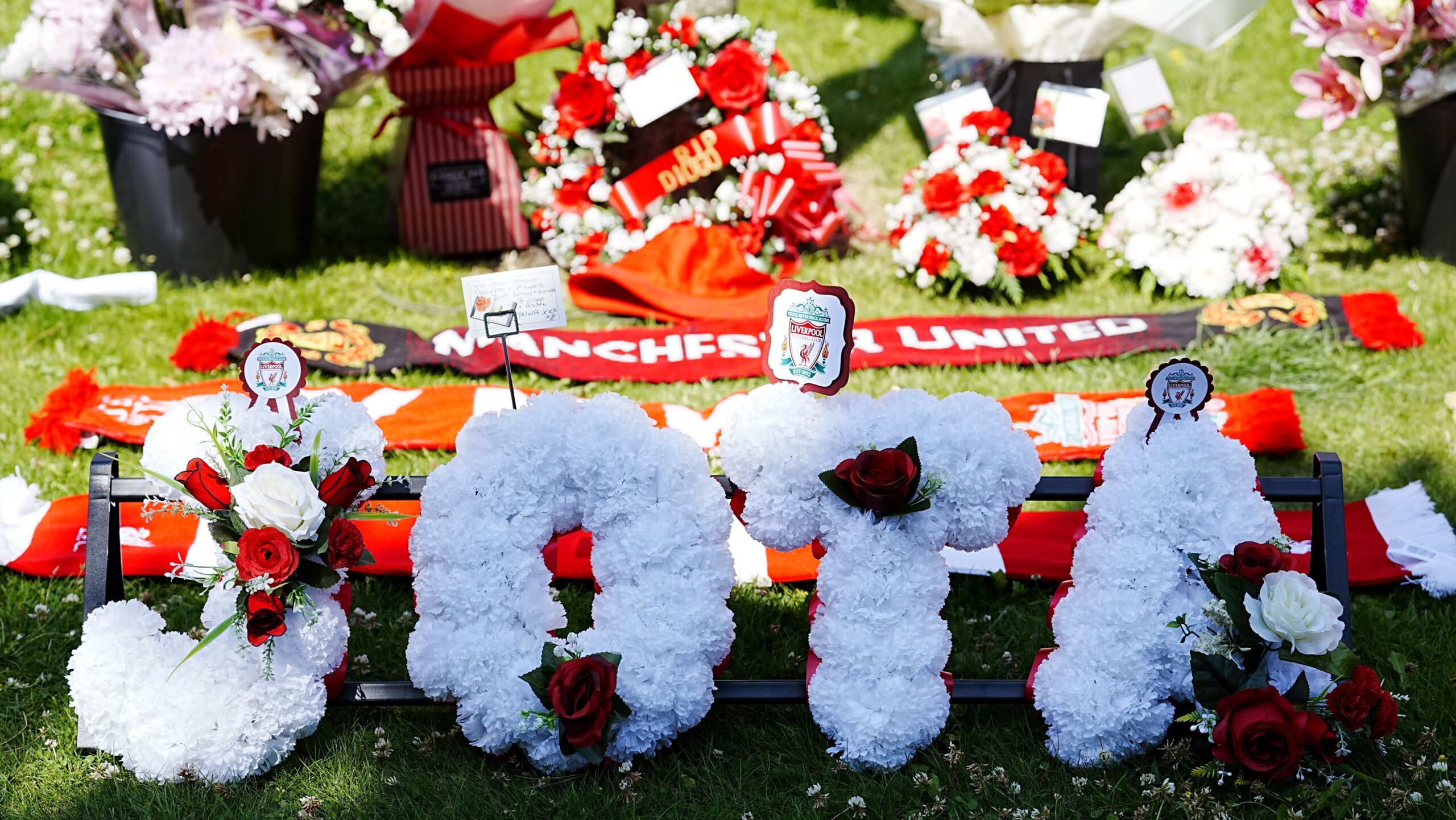 Torcedores do Liverpool homenageiam Diogo Jota no estádio Anfield; veja Torcedores do Liverpool homenageiam Diogo Jota no estádio Anfield; veja