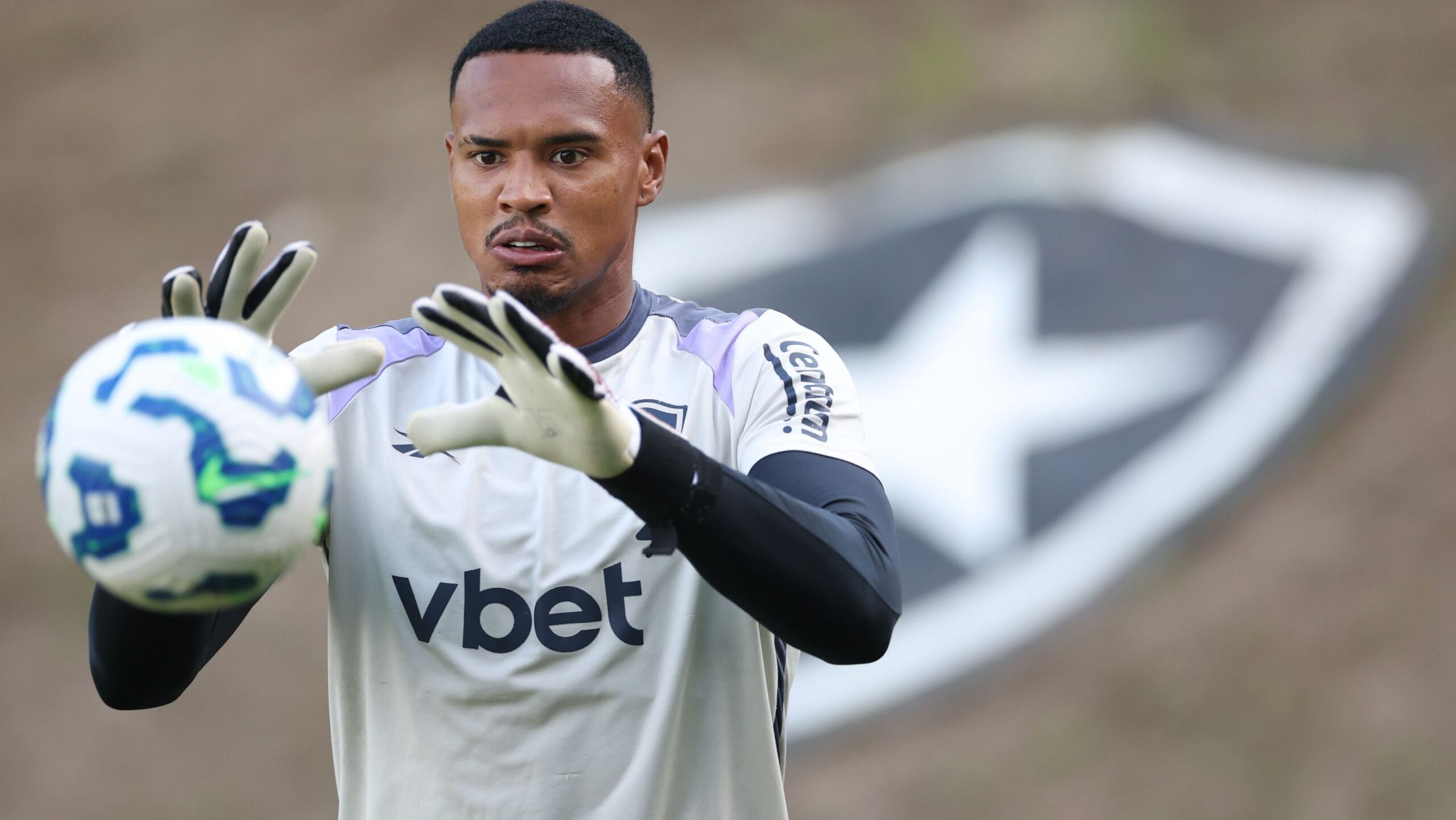 Invicto há seis jogos, Botafogo visita o Sport, lanterna do Brasileirão