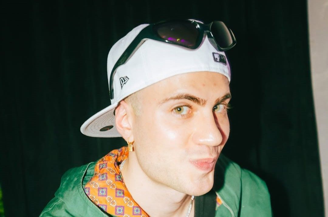 Leo Picon posa com bebê, se declara pai e intriga seguidores; veja Leo Picon posa com bebê, se declara pai e intriga seguidores; veja