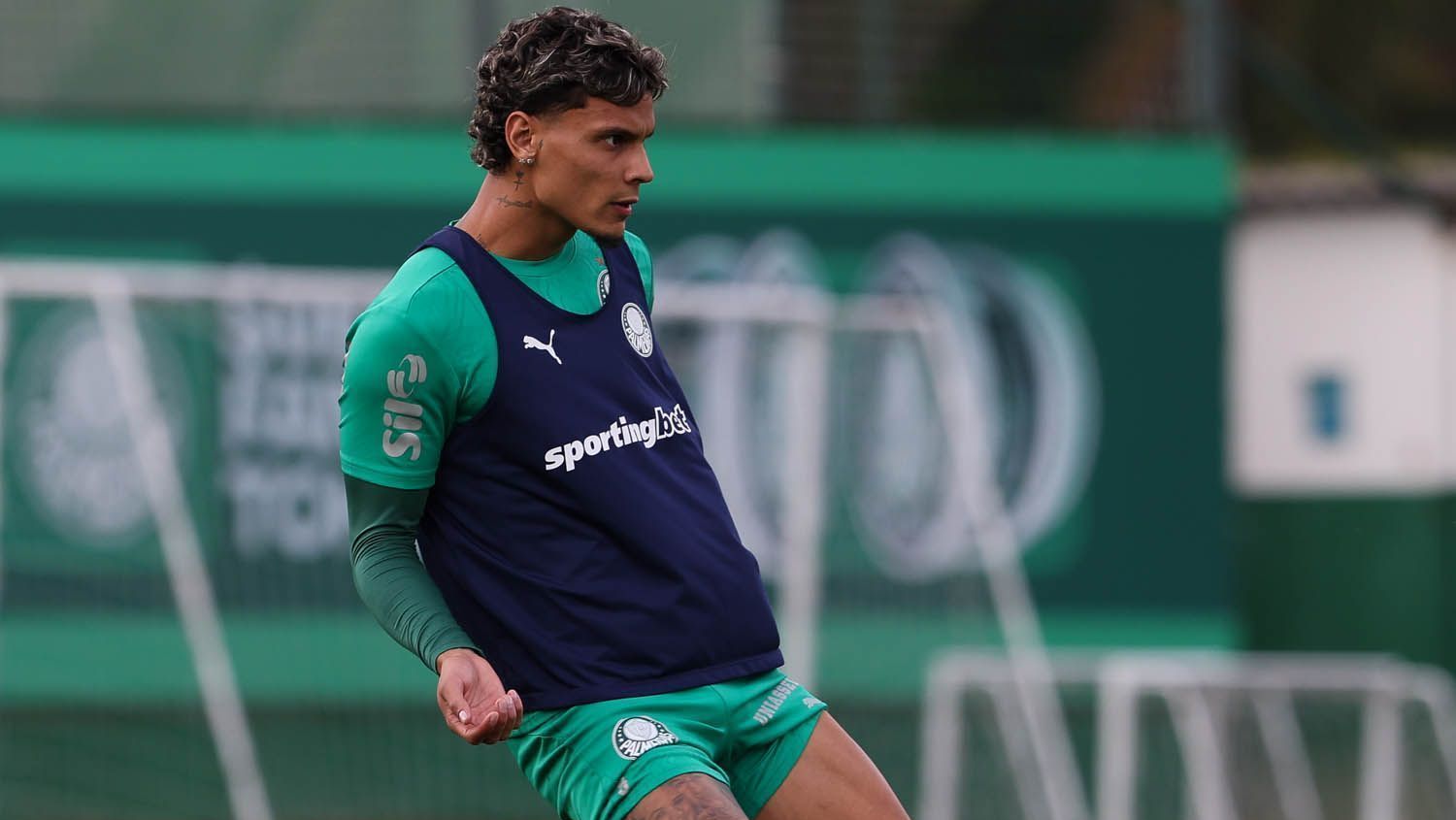 Diretor do Benfica viaja ao Brasil pra fechar com Richard Ríos, diz jornal