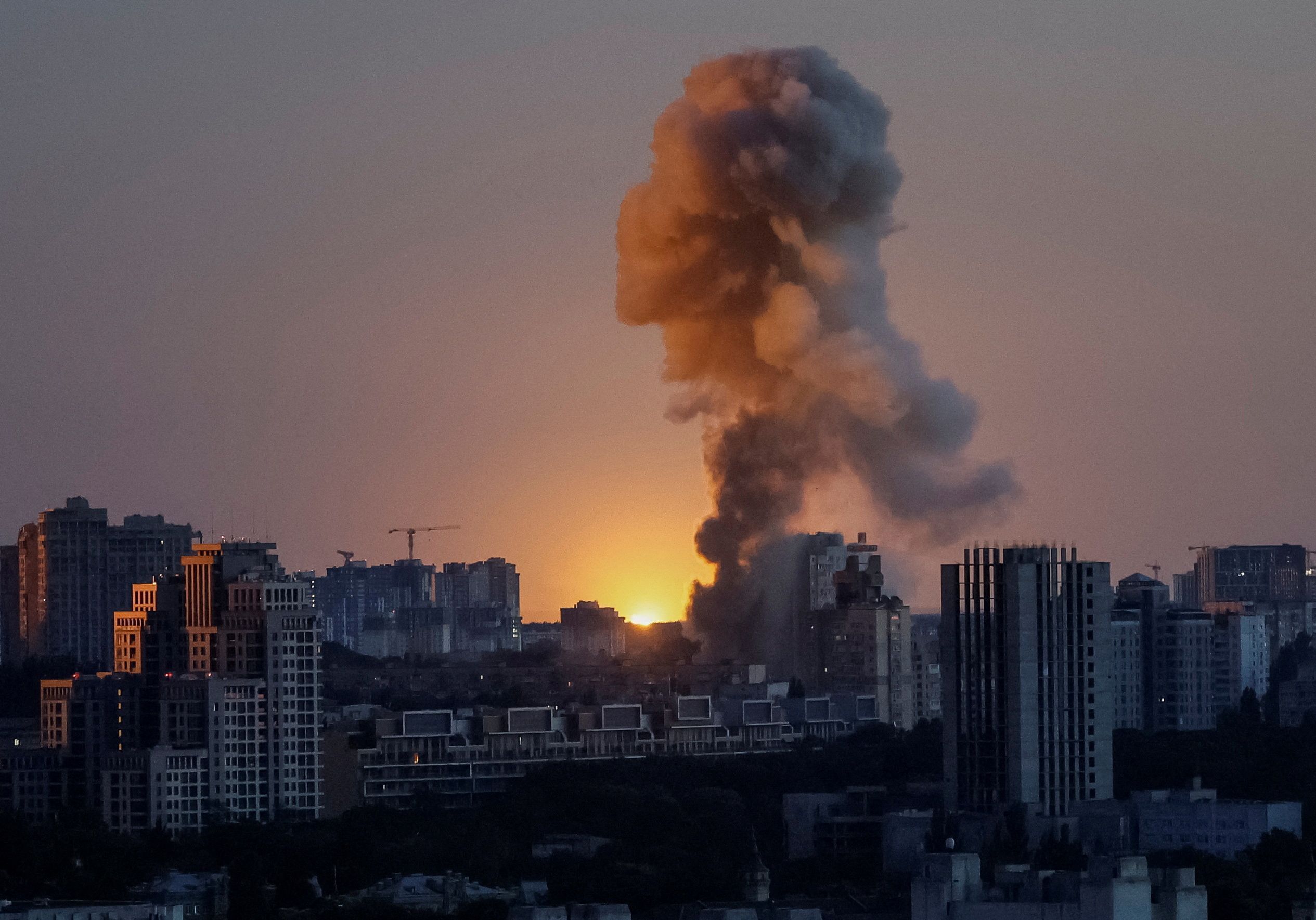 Militares ucranianos afirmam terem atacado base aérea na Rússia Militares ucranianos afirmam terem atacado base aérea na Rússia