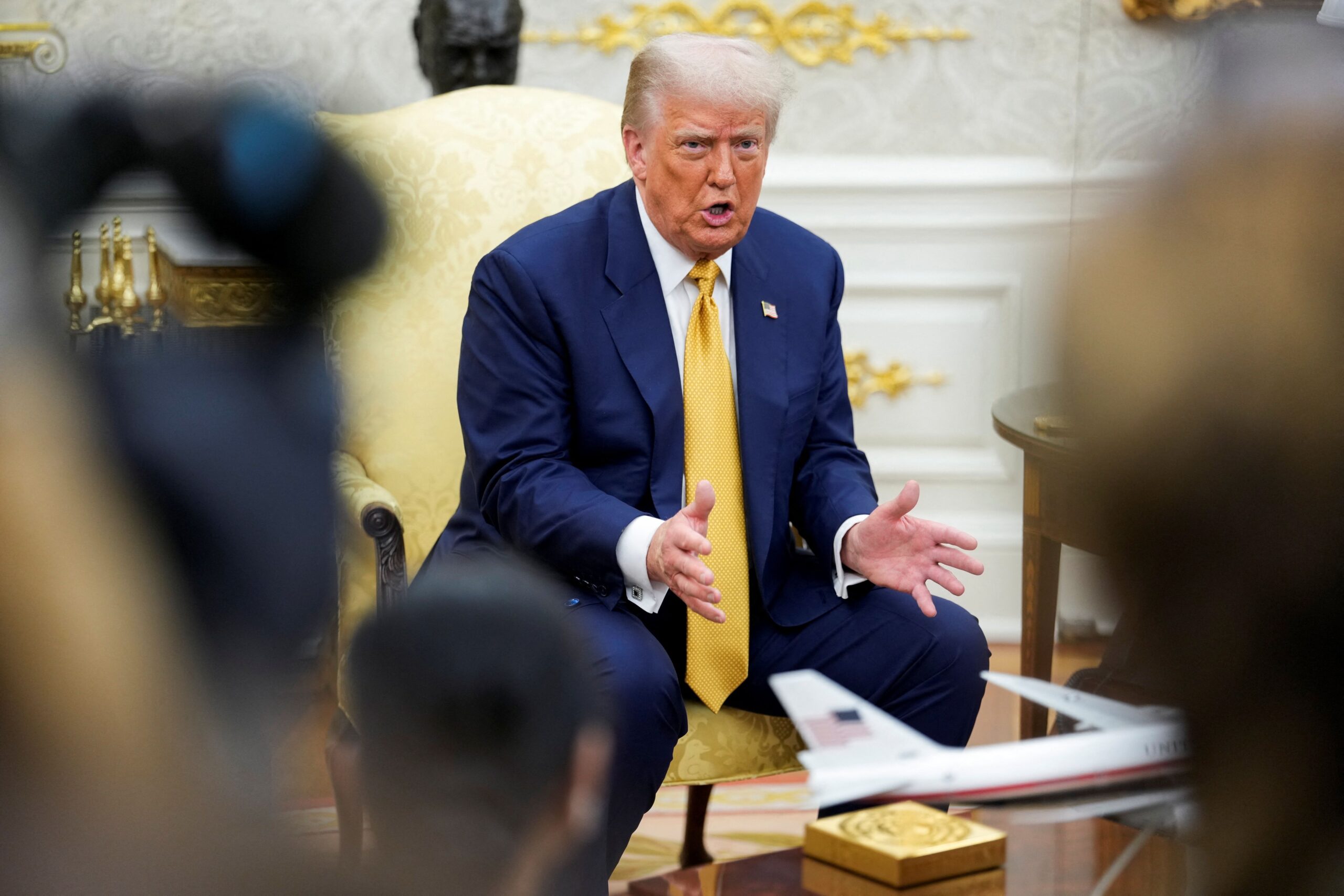 Trump assina ordem para encerrar negociação coletiva em órgãos do governo