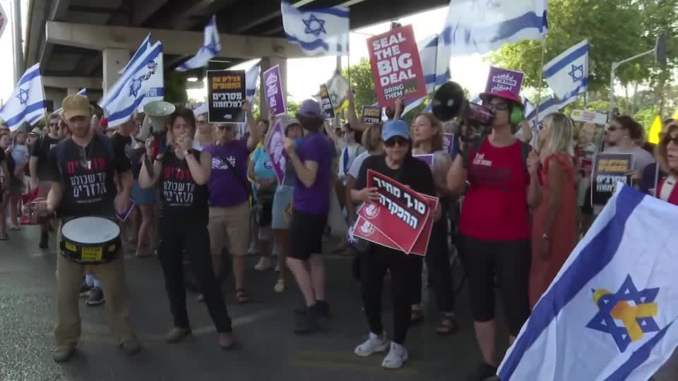 Manifestantes convocam greve geral em Israel pelo retorno dos reféns Manifestantes convocam greve geral em Israel pelo retorno dos reféns