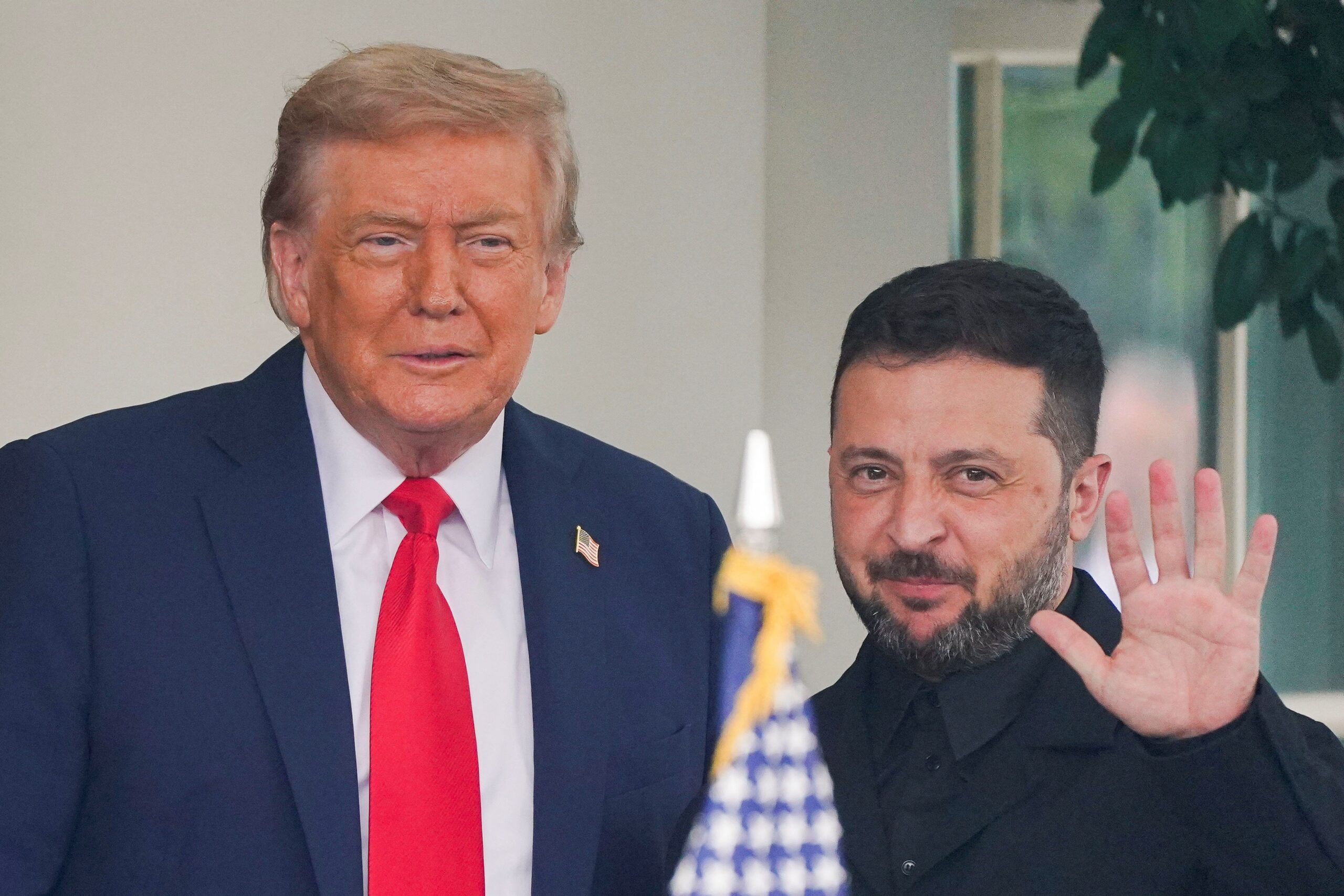 Zelensky presenteia Trump com taco de golfe de soldado ucraniano ferido Zelensky presenteia Trump com taco de golfe de soldado ucraniano ferido