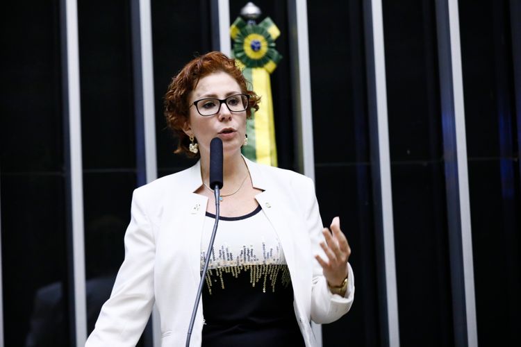 Justiça da Itália mantém Carla Zambelli presa