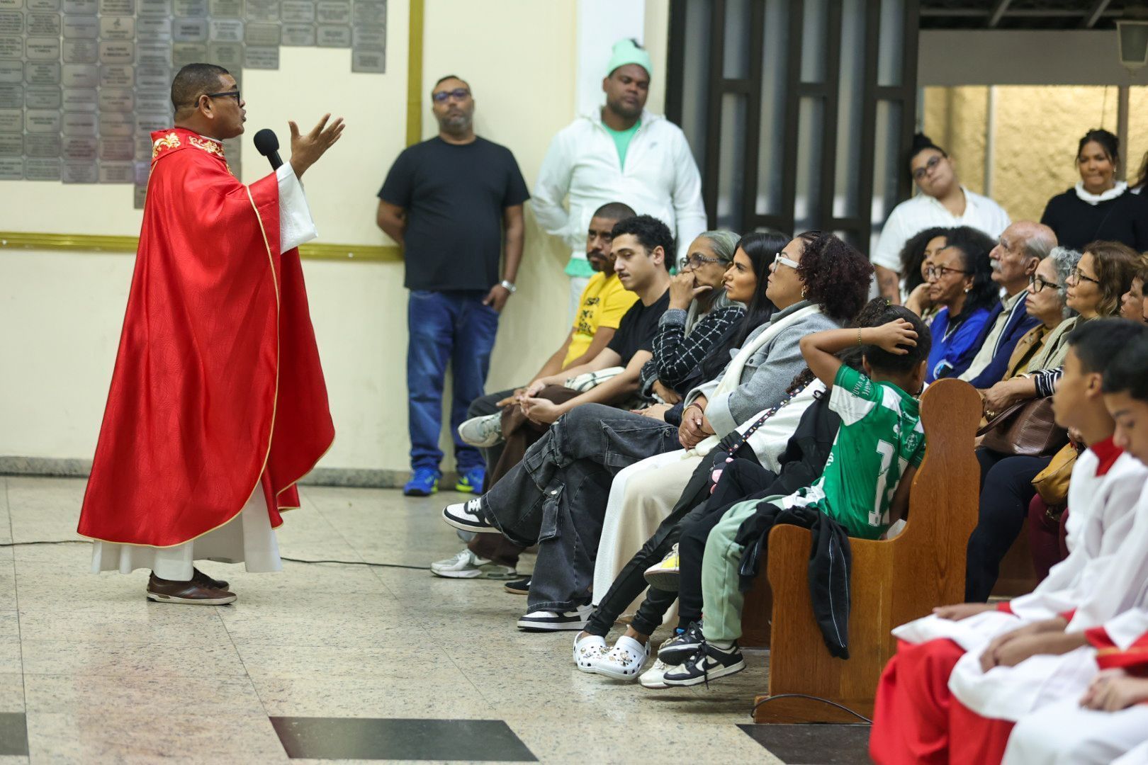 Familiares vão à missa de sétimo dia de Arlindo Cruz Familiares vão à missa de sétimo dia de Arlindo Cruz