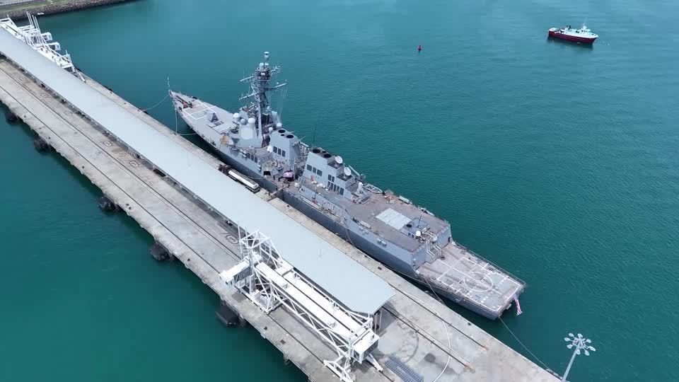 Drone mostra navio de guerra dos EUA no Canal do Panamá Drone mostra navio de guerra dos EUA no Canal do Panamá