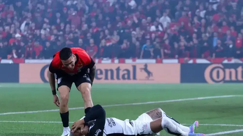 Corinthians: Matheuzinho sente lesão e preocupa para jogo contra Palmeiras Corinthians: Matheuzinho sente lesão e preocupa para jogo contra Palmeiras