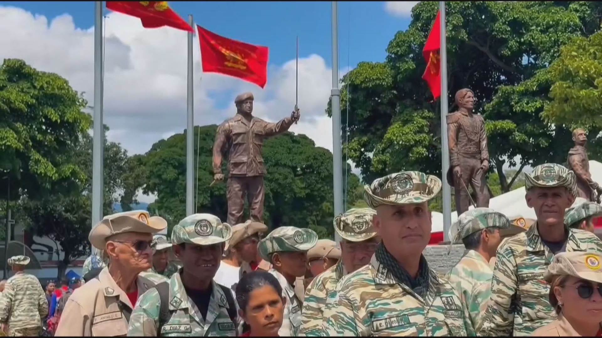 Venezuelanos fazem fila para integrar milícia após apelo de Maduro Venezuelanos fazem fila para integrar milícia após apelo de Maduro