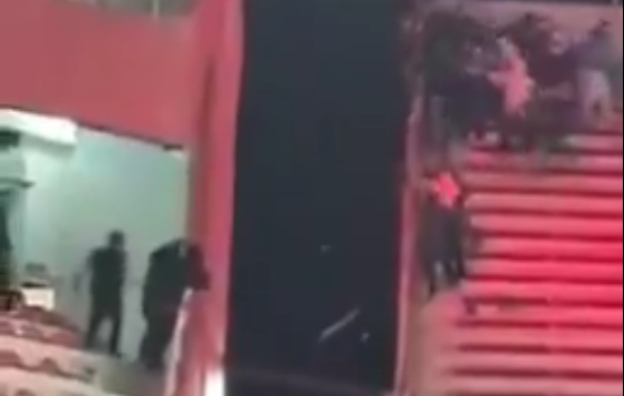 Vídeo: Torcedor se joga de arquibancada durante briga na Sul-Americana Vídeo: Torcedor se joga de arquibancada durante briga na Sul-Americana