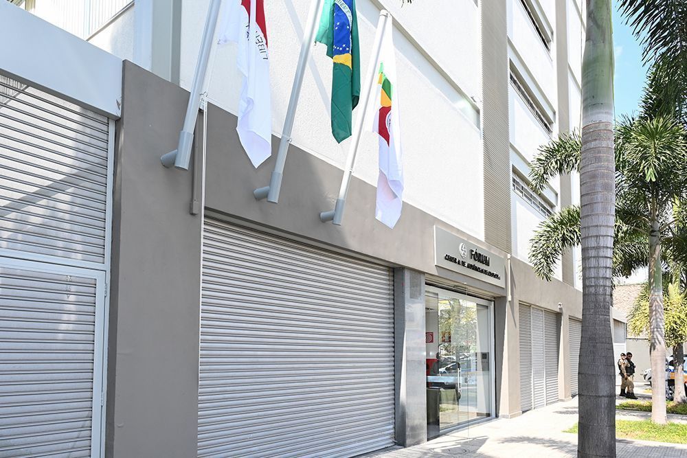 Mulher que tentou atropelar ex-namorado aguarda julgamento presa em MG Mulher que tentou atropelar ex-namorado aguarda julgamento presa em MG