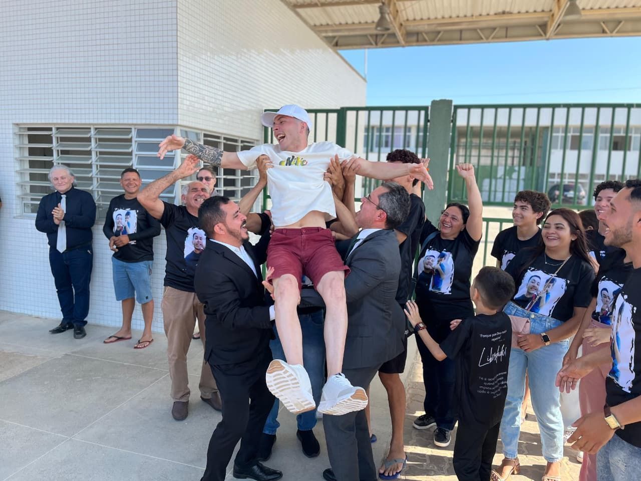 Jovem condenado injustamente deixa prisão após revisão criminal no Ceará Jovem condenado injustamente deixa prisão após revisão criminal no Ceará