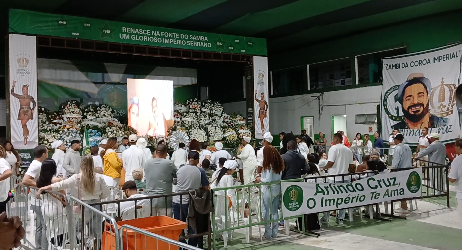 Família e fãs se despedem de Arlindo Cruz em velório neste sábado (9) Família e fãs se despedem de Arlindo Cruz em velório neste sábado (9)