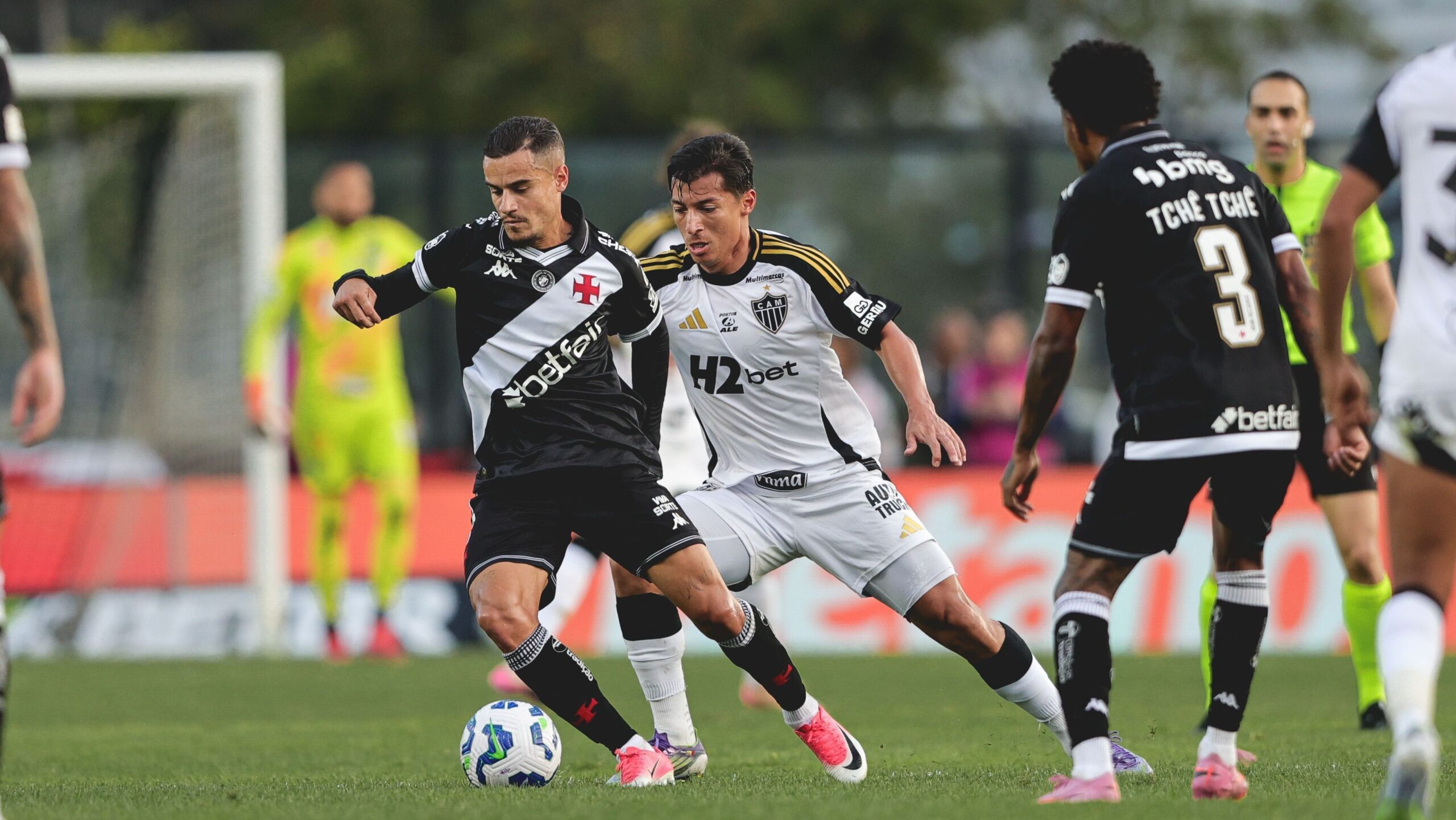 Em jogo movimentado, Vasco e Atlético-MG empatam pelo Brasileirão Em jogo movimentado, Vasco e Atlético-MG empatam pelo Brasileirão