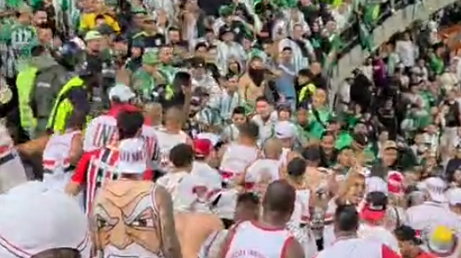 Atlético Nacional x São Paulo tem confusão de torcedores na arquibancada Atlético Nacional x São Paulo tem confusão de torcedores na arquibancada