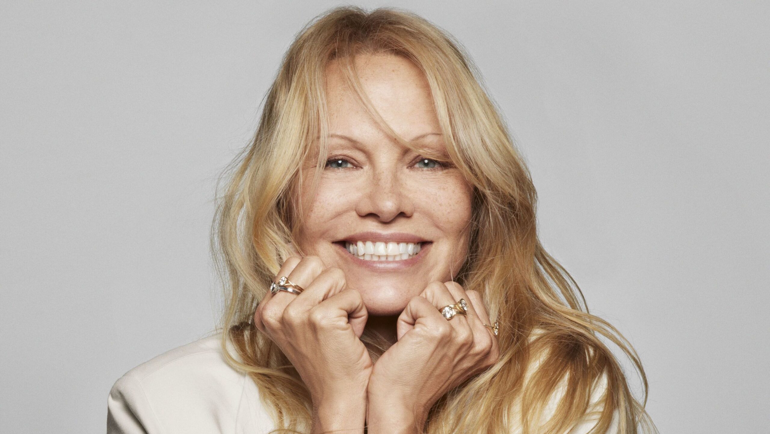 Pamela Anderson revela tática para relação saudável com as redes sociais Pamela Anderson revela tática para relação saudável com as redes sociais