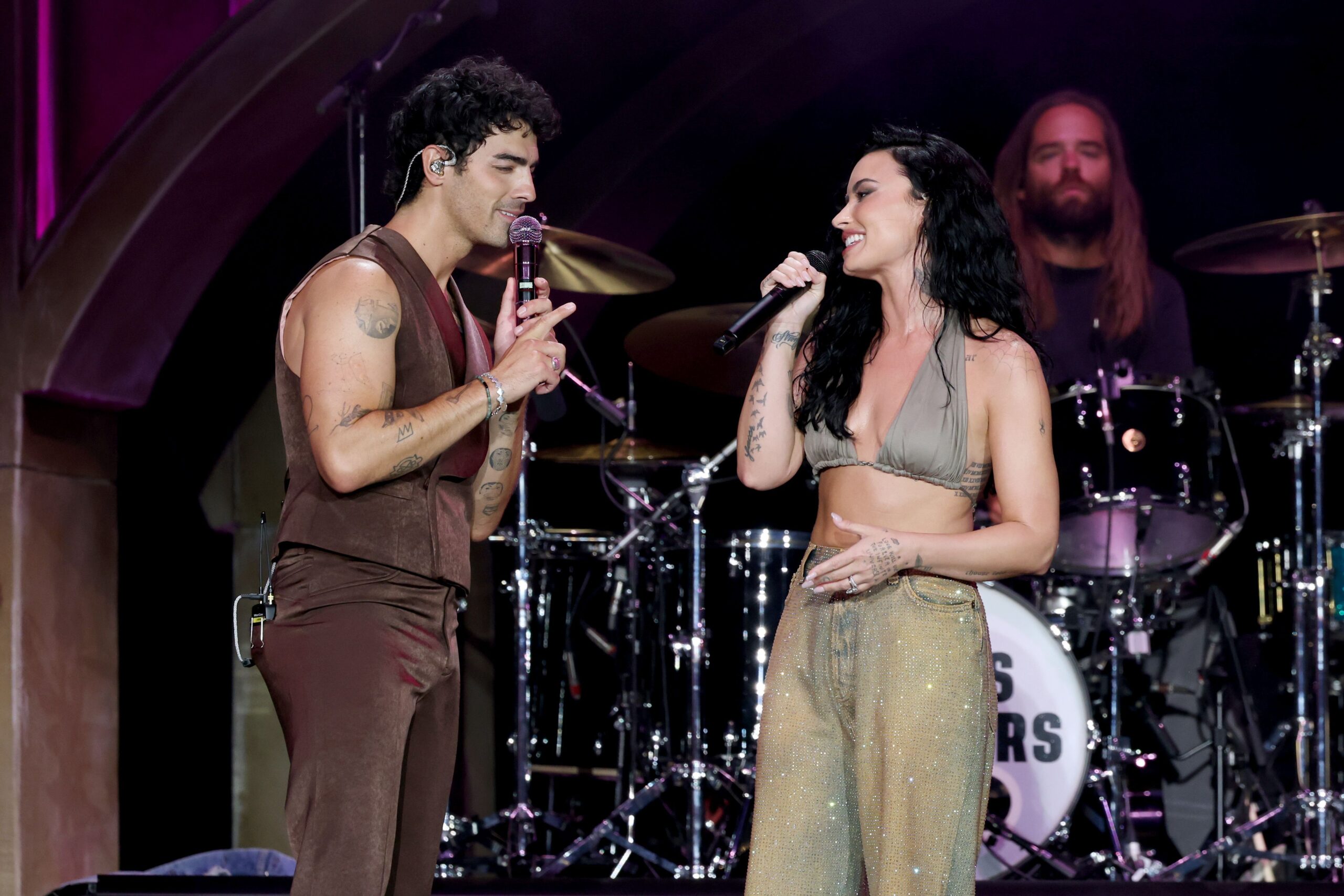 Demi Lovato revela qual dos Jonas Brothers a convidou para show