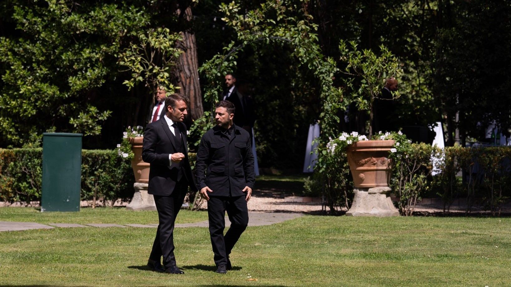 França vai colaborar com EUA para alcançar a paz na Ucrânia, diz Macron