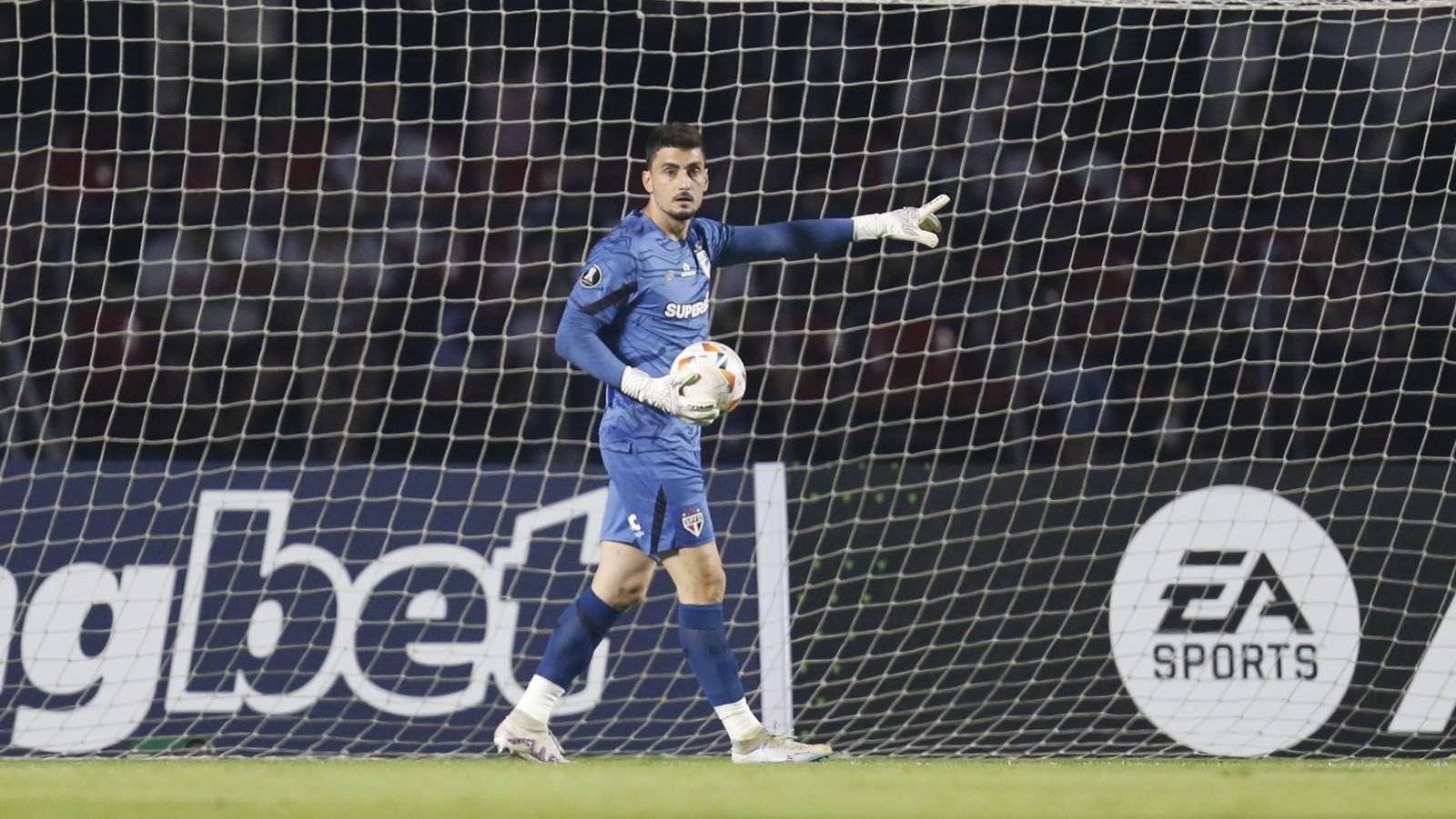 Veja o pênalti defendido por Rafael em São Paulo x Atlético Nacional Veja o pênalti defendido por Rafael em São Paulo x Atlético Nacional