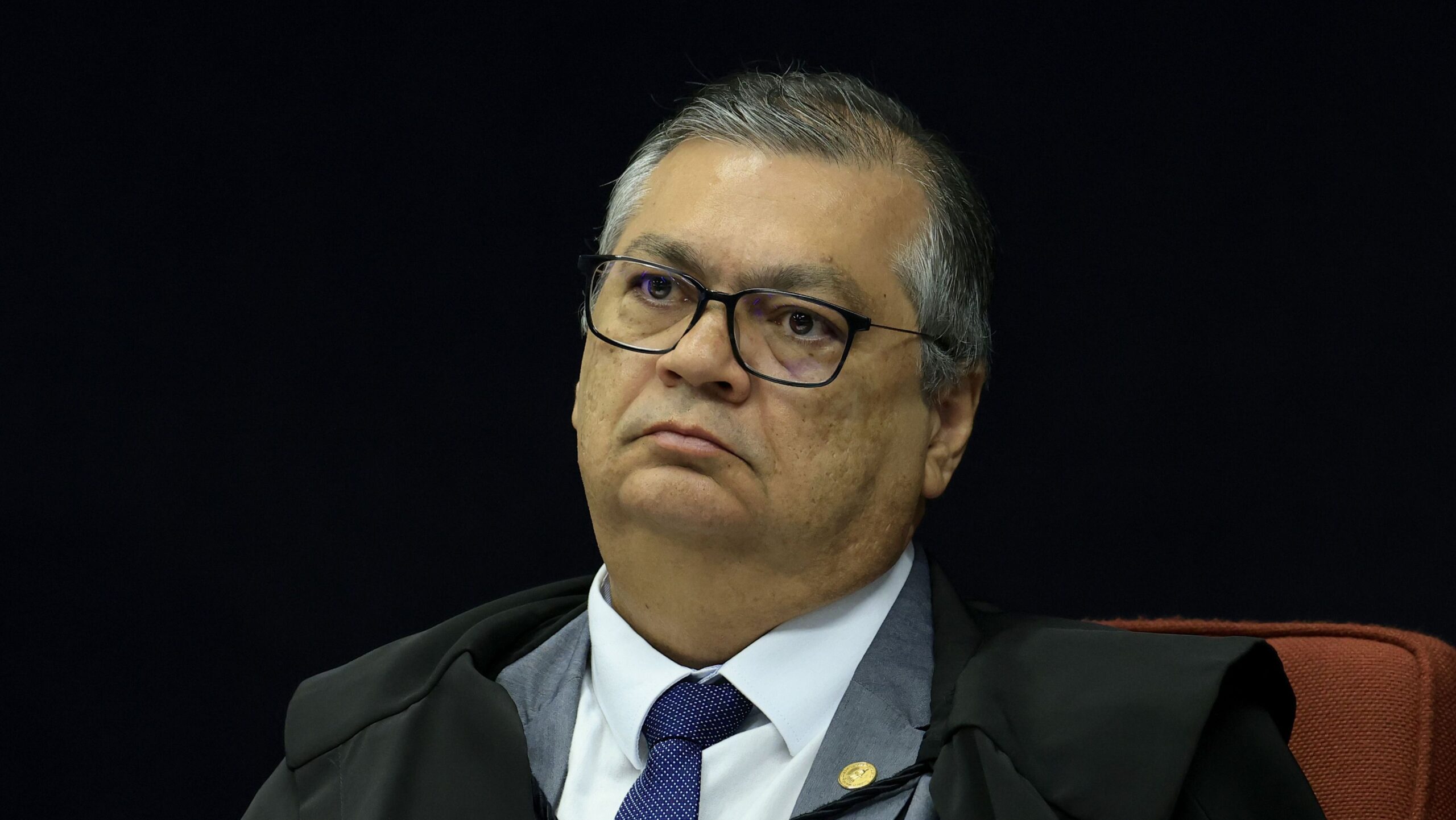 Mulher tenta agredir Dino durante voo, diz assessoria