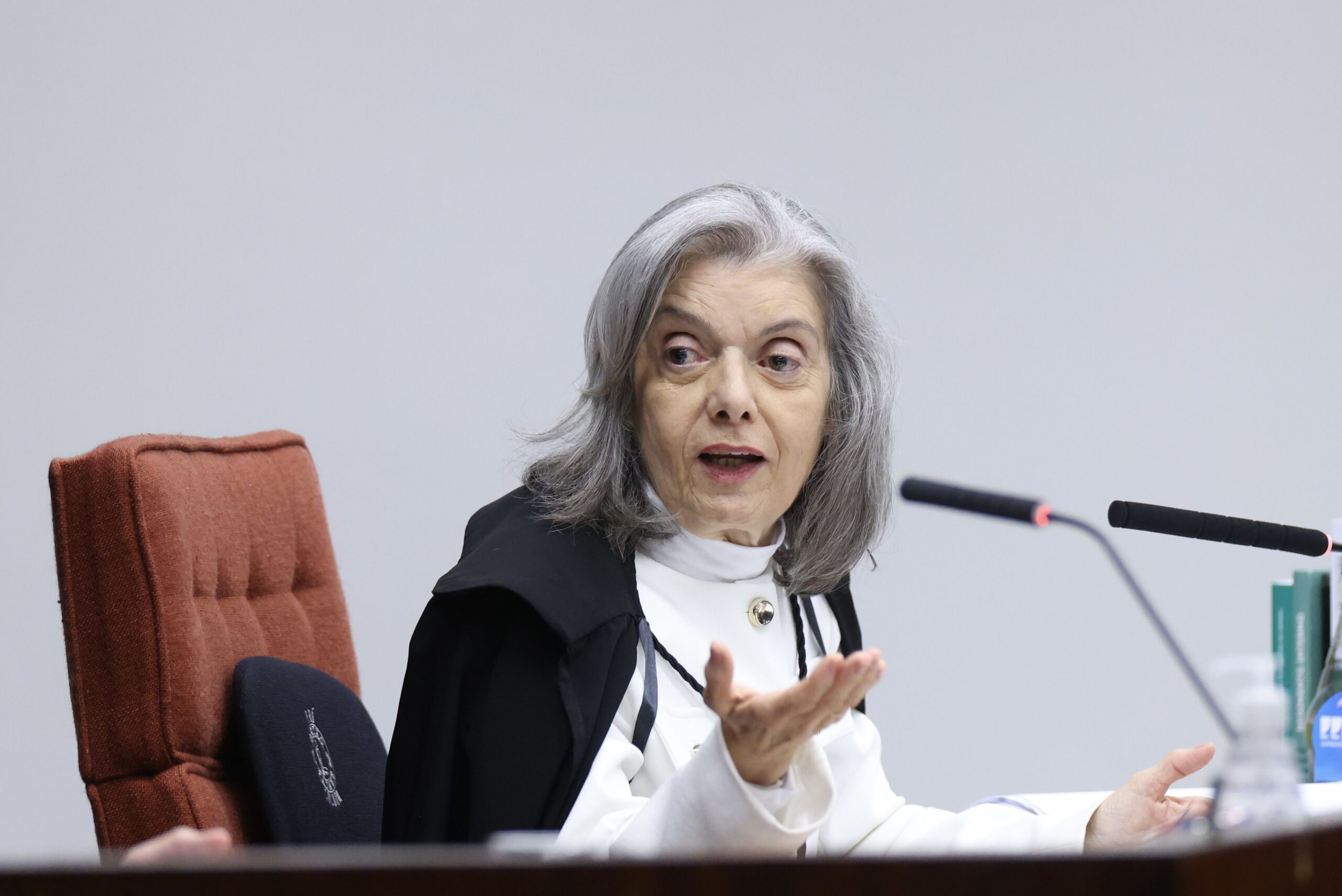 Cármen Lúcia brinca com Moraes e conta história de “neutralização” Cármen Lúcia brinca com Moraes e conta história de “neutralização”