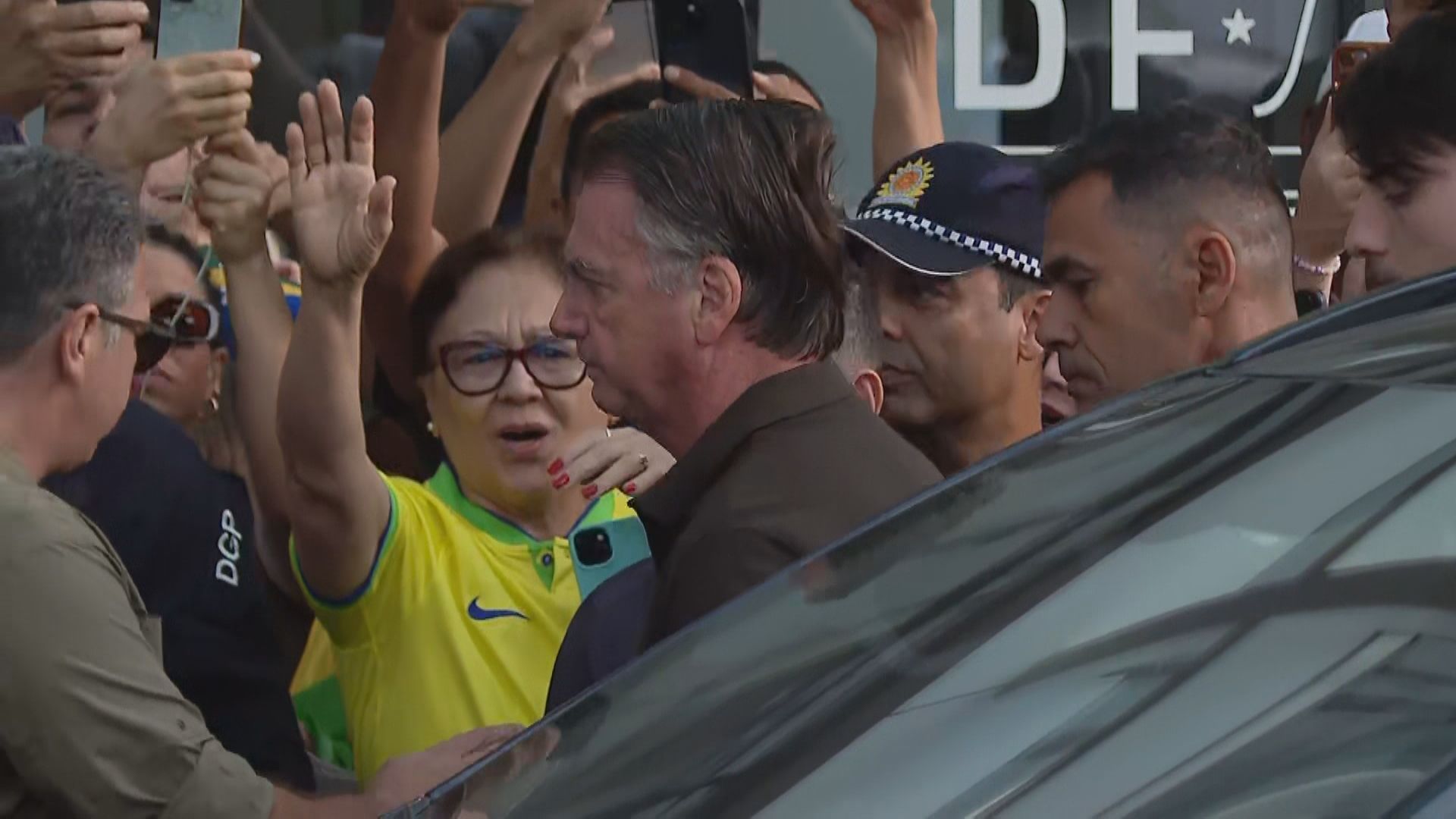 Carlos diz que escolta armada a hospital foi feita para humilhar Bolsonaro Carlos diz que escolta armada a hospital foi feita para humilhar Bolsonaro