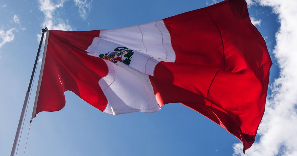 Van de músicos bolivianos bate em caminhão no Peru e deixa 14 mortos Van de músicos bolivianos bate em caminhão no Peru e deixa 14 mortos