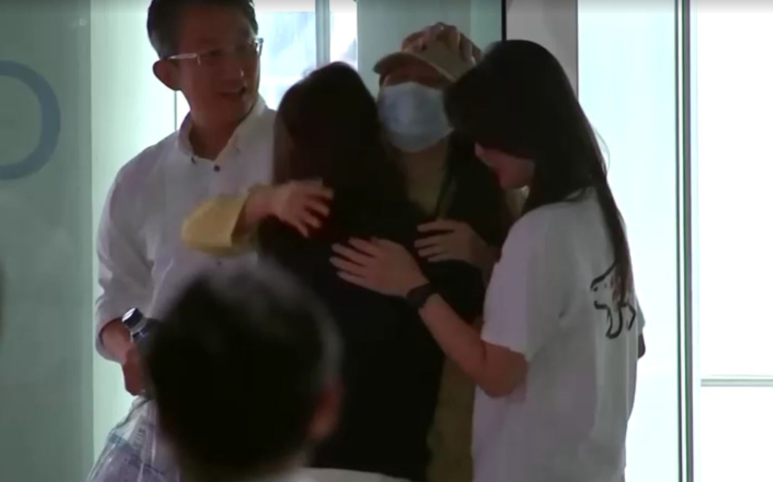 Mais de 300 imigrantes sul-coreanos detidos nos EUA voltam para casa Mais de 300 imigrantes sul-coreanos detidos nos EUA voltam para casa