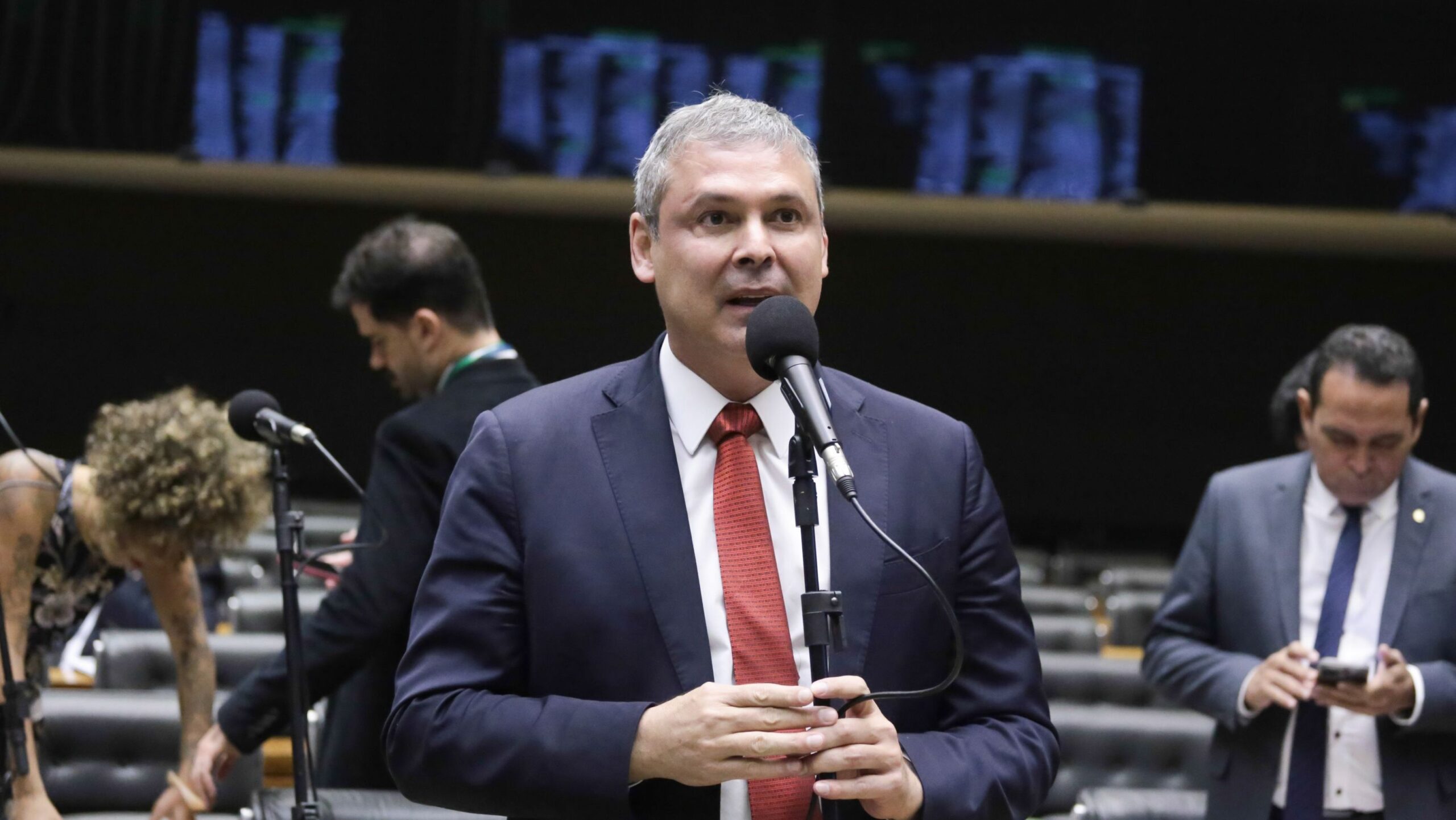 Lindbergh diz que governistas ficaram surpresos com voto de Fux Lindbergh diz que governistas ficaram surpresos com voto de Fux