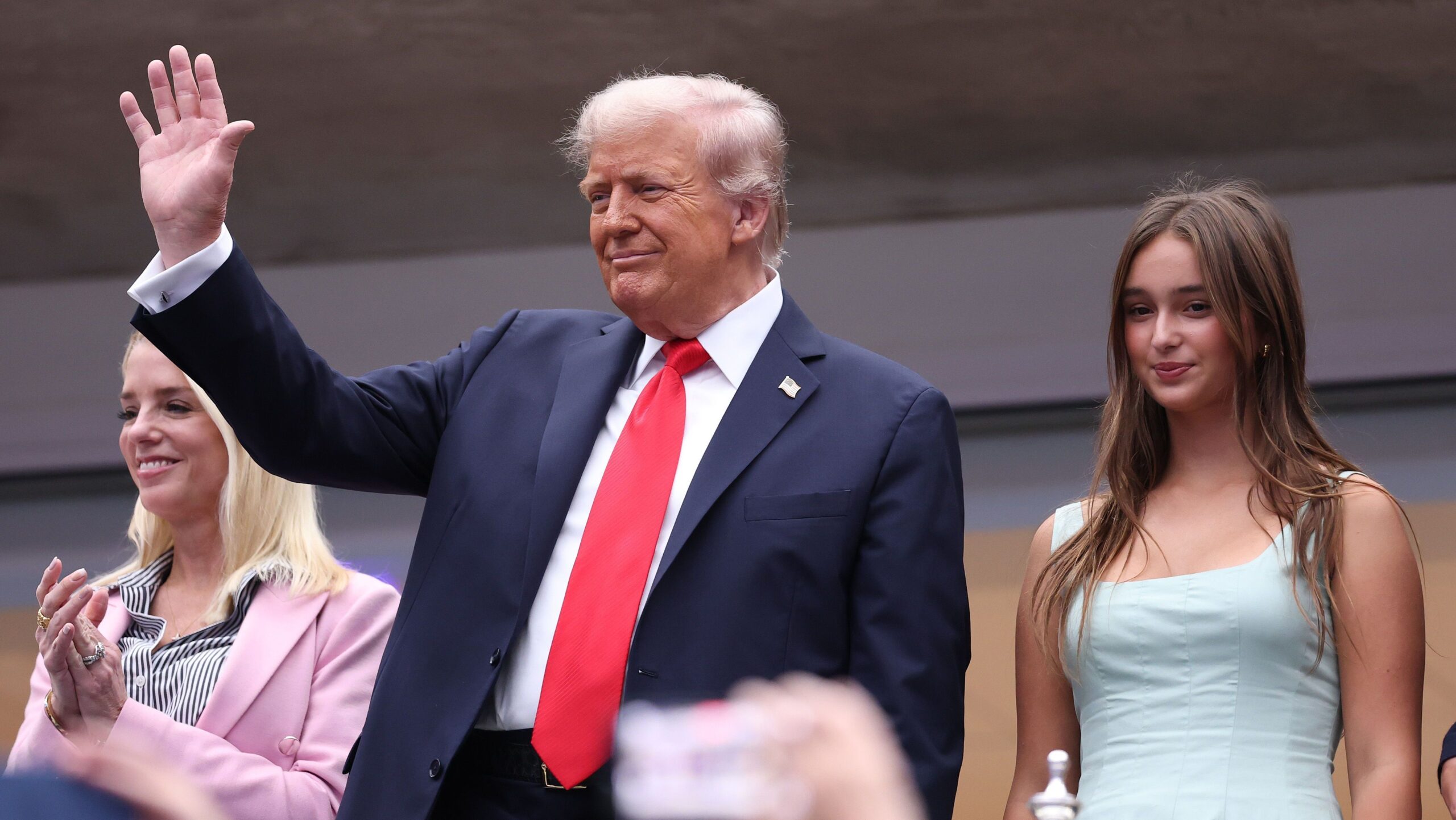 Trump chega ao US Open com aplausos e vaias e provoca atraso por segurança Trump chega ao US Open com aplausos e vaias e provoca atraso por segurança