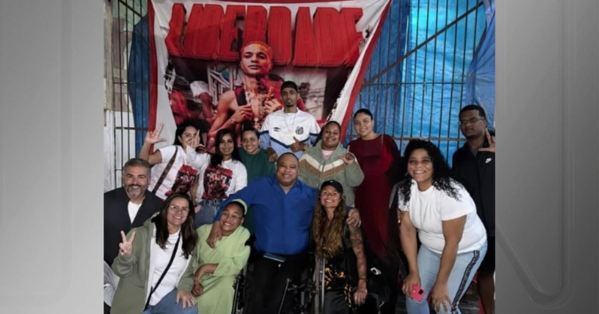 Noiva e família aguardam saída de Oruam de Bangu