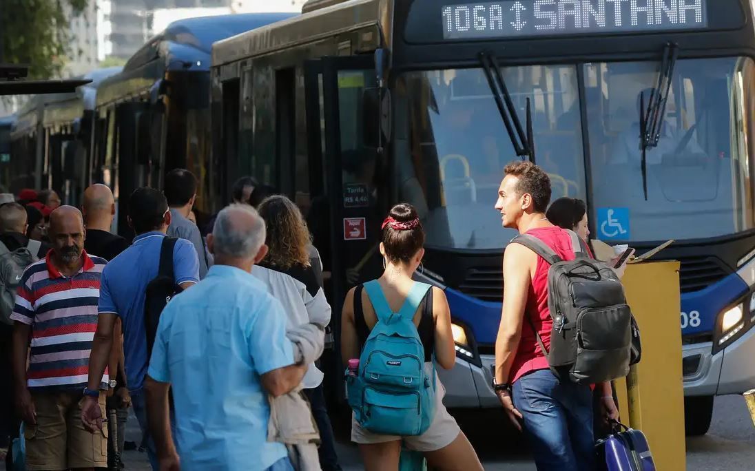 Moradores de SP preferem ter hora a mais no dia e ganhar menos, diz estudo Moradores de SP preferem ter hora a mais no dia e ganhar menos, diz estudo